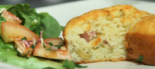 RECETTES EN VIDÉO - Cake salé aux olives et jambon