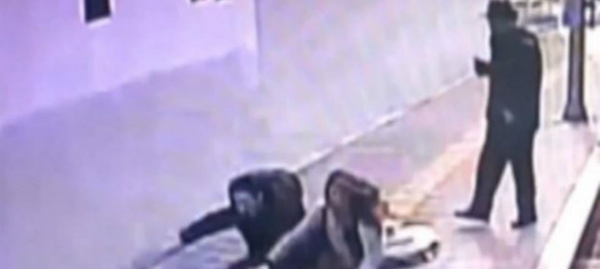 Le fait divers de la semaine 9: Deux personnes disparaissent sous le trottoir