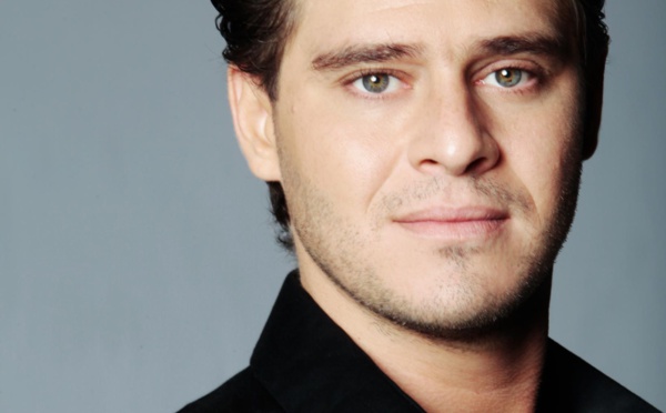 Julien Dassin fait revivre le tube Dans les yeux d'Emilie