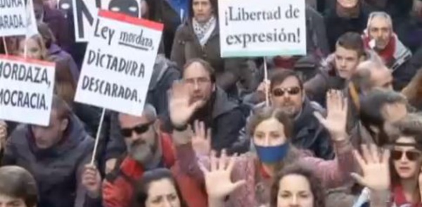Espagne: Double attaque contre les droits et les libertés 