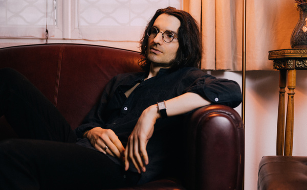 Louis Arlette offre un beau Lapis Lazuli en clip vidéo