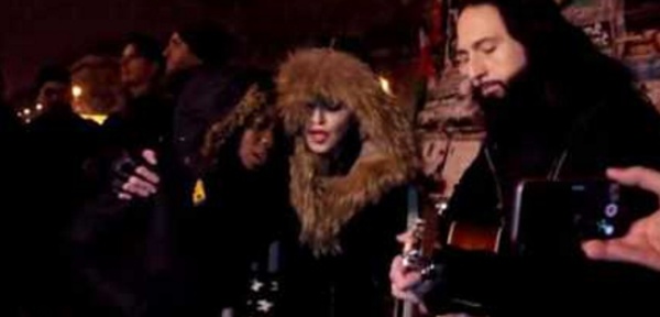 Les artistes rendent hommage aux victimes des attentats de Paris