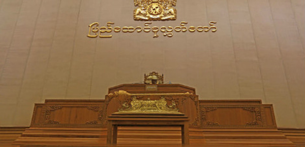 Myanmar: immunité de poursuites aux anciens présidents