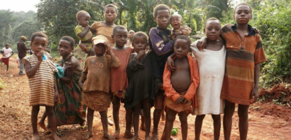 Des enfants pygmées rémunérés en colle à sniffer et en alcool