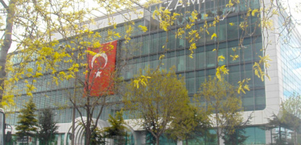 Turquie: La police investit les locaux du principal quotidien turc