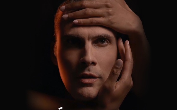 Célestin, chanteur engagé à découvrir avec les chansons de Viens avec Moi