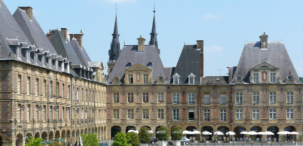 À Charleville, la place Ducale est "saturée" d'animations touristiques