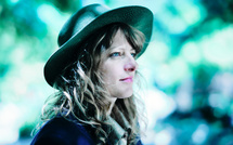 Dynah touche une corde sensible avec le clip de Sans Voix