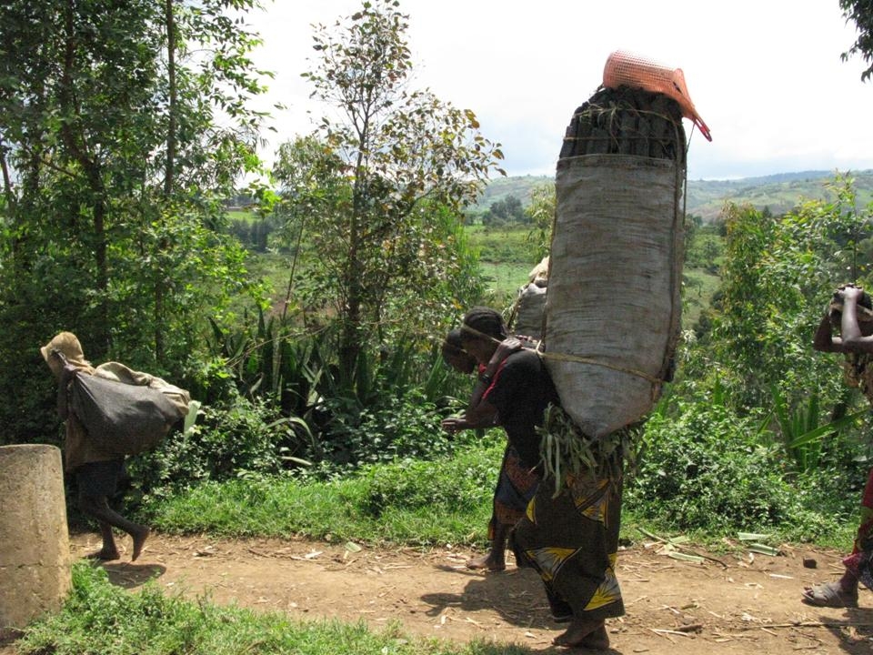 Une femme transportant un sac de braise. Une femme transportant un sac de braise.
