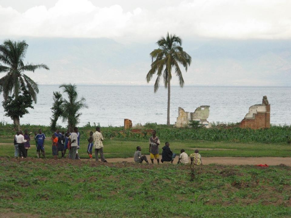 Au bord du lac Tahganyika. Au bord du lac Tahganyika.